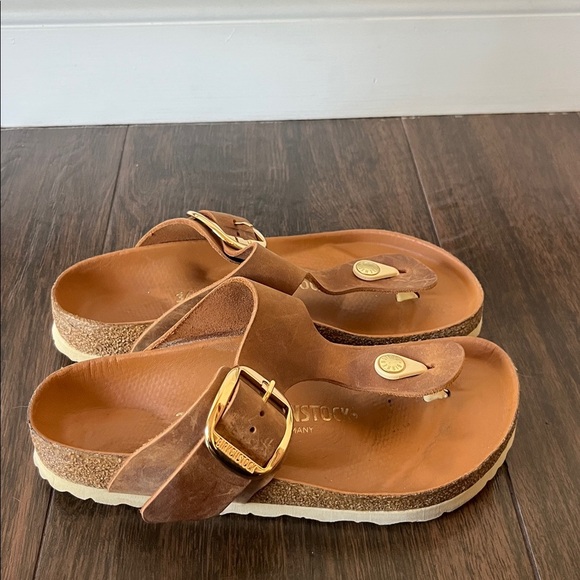BIRKENSTOCK BIG BUCKLE Gizeh Sandals! - Picture 7 of 10